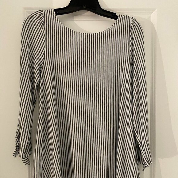 Max Studio Tops - Max Studio Ladies Blouse Sz. Medium